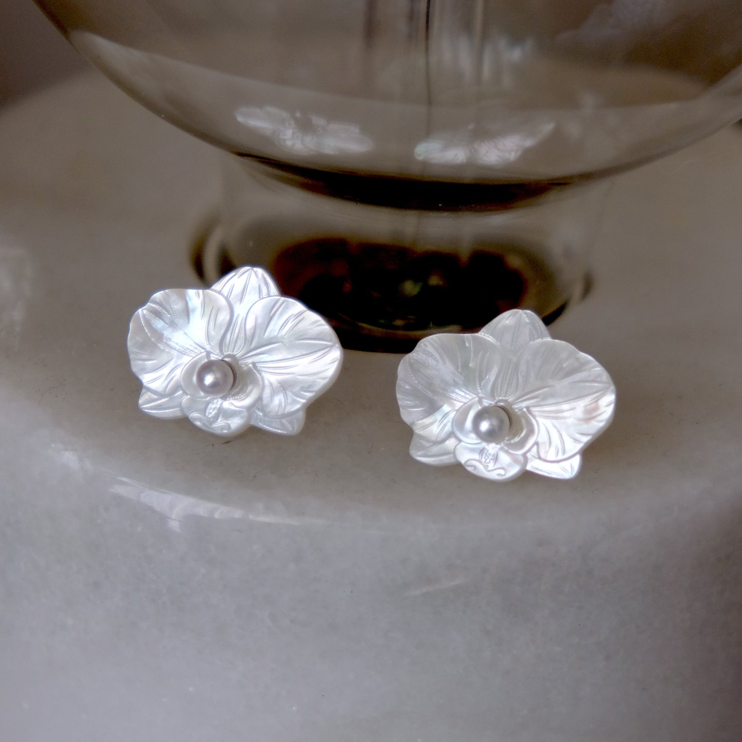 蘭花貝母 淡水珍珠 925純銀耳針耳環 E365