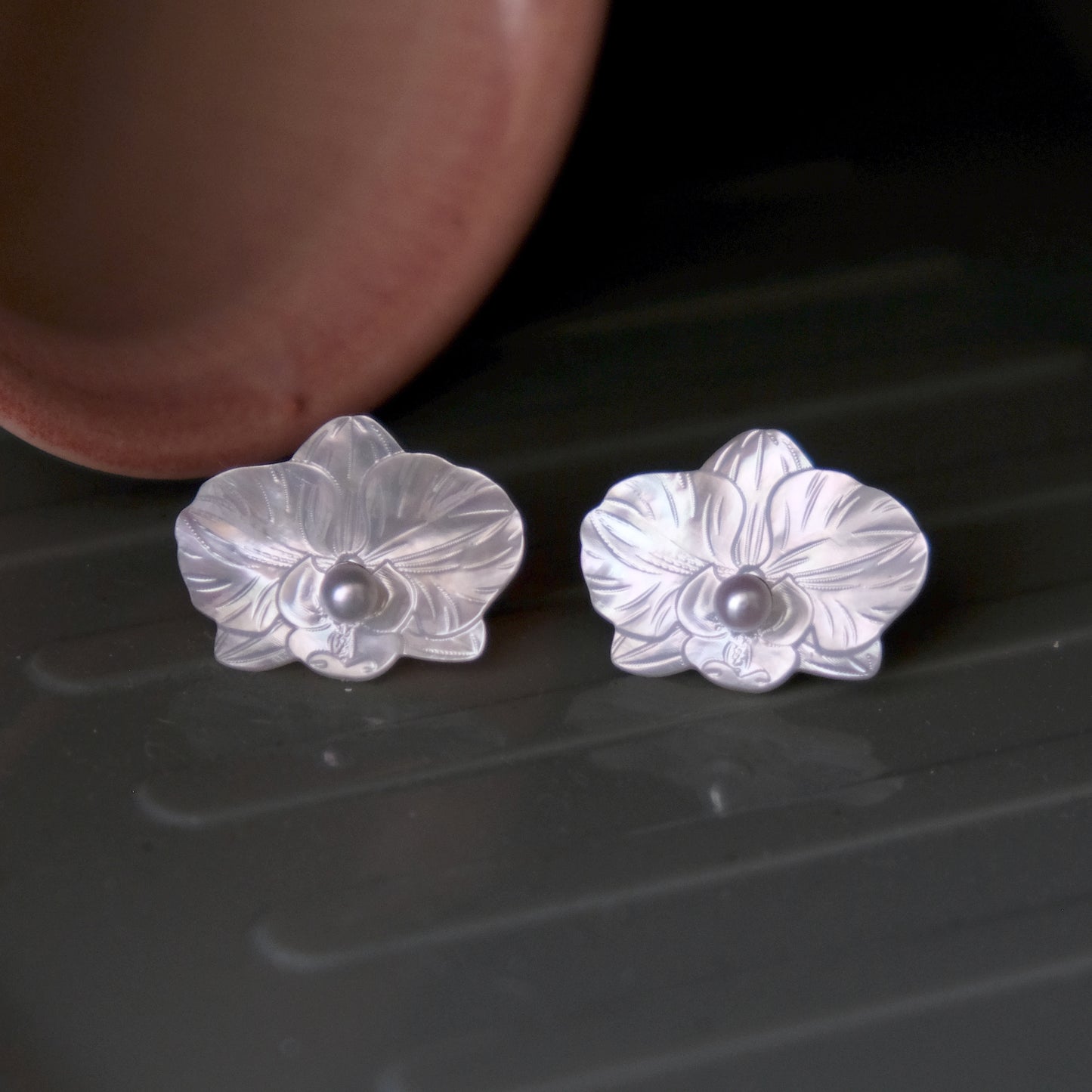 蘭花貝母 淡水珍珠 925純銀耳針耳環 E365