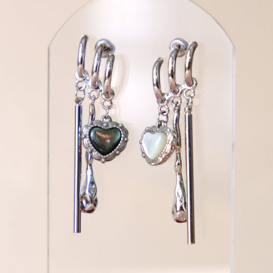 [ Classic ] [ Style ] [ Mysterious ] [ Clean ] Black and white heart-shaped mother-of-pearl fake three-hole earrings E341