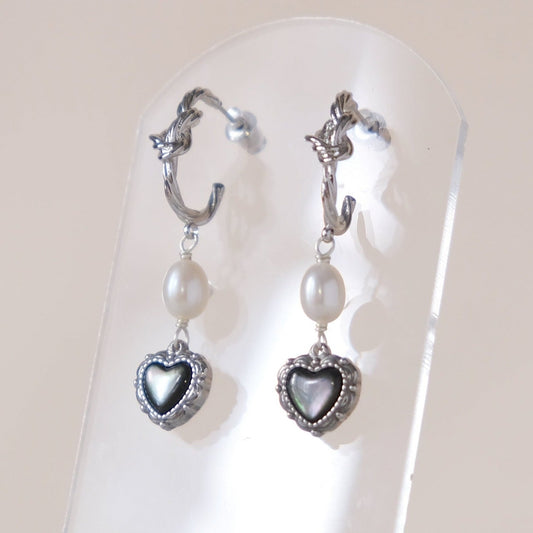 [ Classic ] [ Style ] [ Mysterious ] [ Clean ] Freshwater pearl black and white heart-shaped mother-of-pearl earrings E340