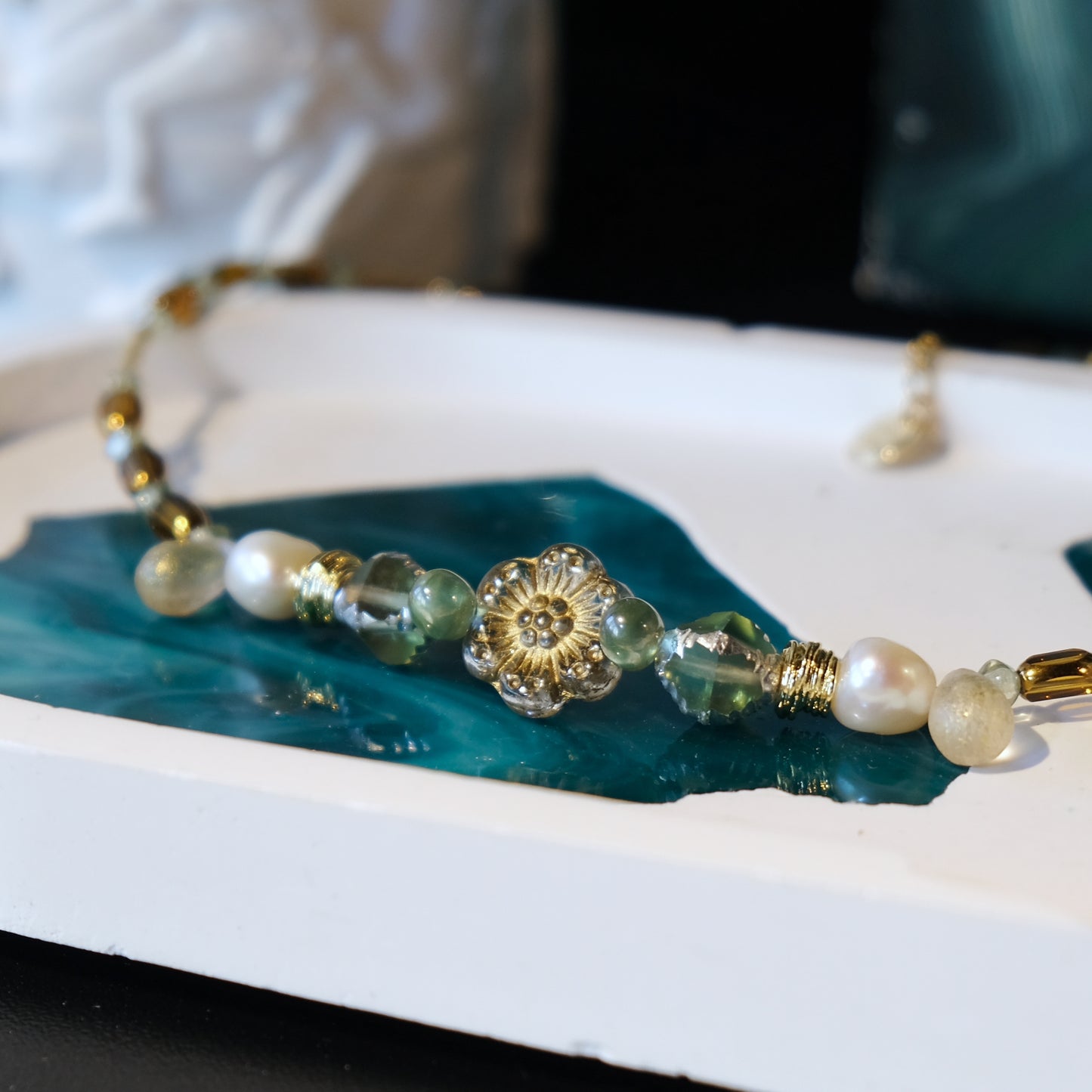 [ 復古風 ] 堅強的梅花 淡水珍珠 綠色琥珀色琉璃珠 頸鏈 CHOKER C135