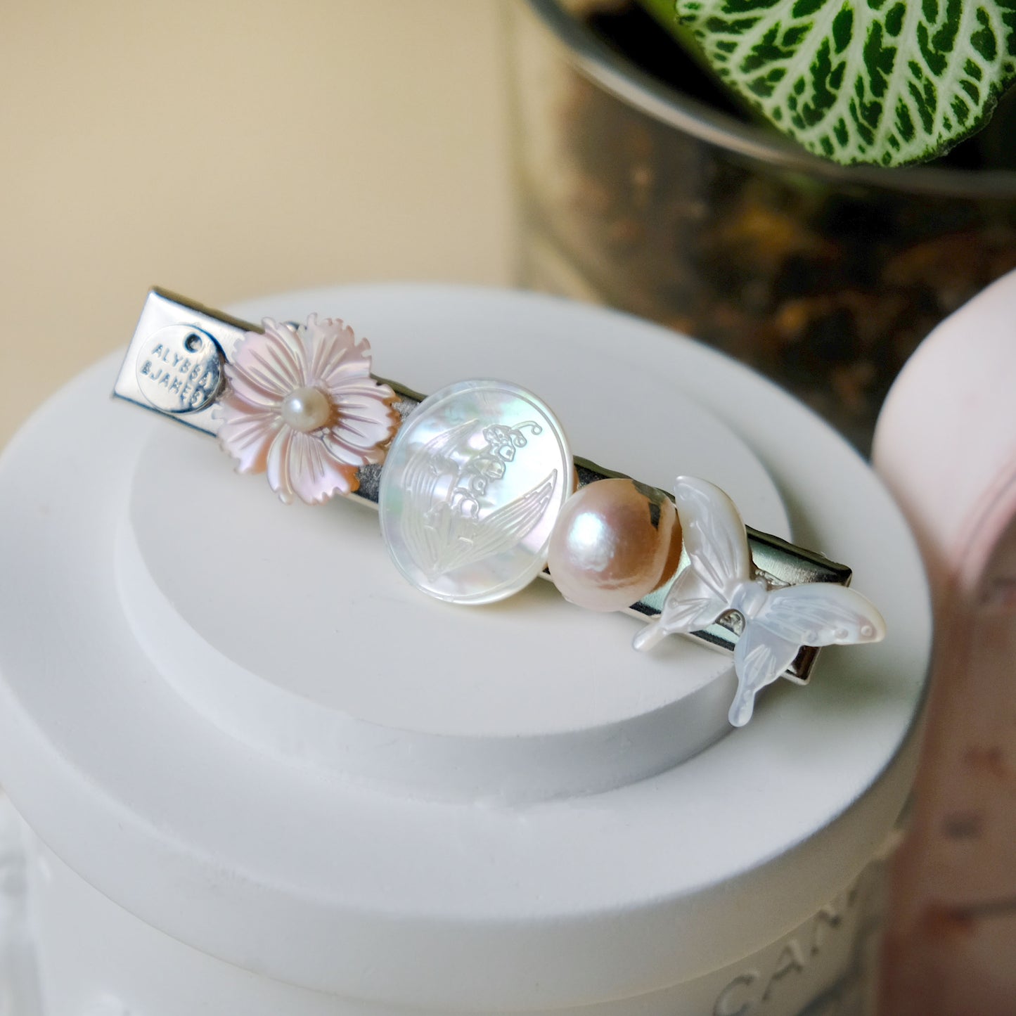 [ NEW ] [Happy Love] Freshwater Pearl and Mother-of-the-Valley Hair Clip N122